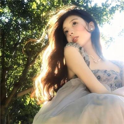 她的微笑像颗糖